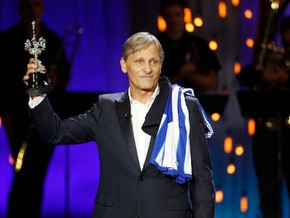 Viggo Mortensen, con el Donostia en la mano.