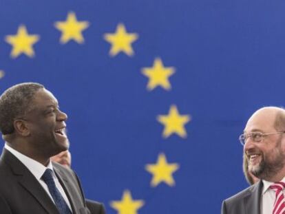 Martin Schulz (dcha), junto a Denis Mukwege, premio Sájarov 2014.