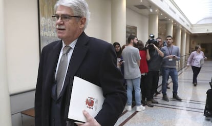 El ministro de Exteriores, Alfonso Dastis, el pasado martes en los pasillos del Senado.