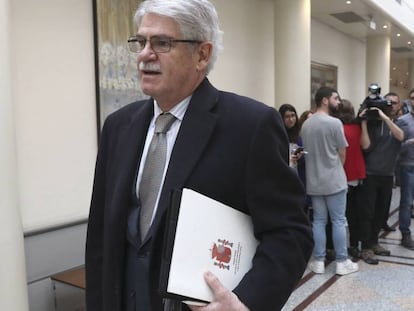 El ministro de Exteriores, Alfonso Dastis, el pasado martes en los pasillos del Senado.