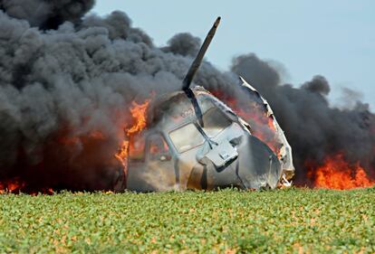 En el instante de la colisión el avión volaba escorado unos 30 grados a su izquierda, siendo este lado el primero que tocó tierra, lo que originó una fuerte explosión y una bola de fuego. Décimas de segundos después, la segunda explosión. En esta ocasión, el ala derecha chocaba con el suelo, registrándose una segunda bola de fuego. Al tiempo, la cabina "se partía en dos por su centro escupiendo todo lo que se encontraba en su interior a la vez que la aeronave siniestrada expulsaba restos de ruedas, motores, equipos y cabina como metralla".