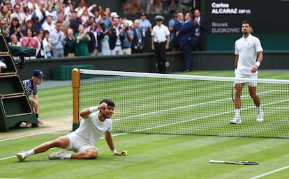 Alcaraz celebraba la victoria, con Djokovic en segundo término.