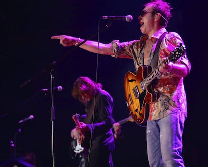 Nacho García Vega al micrófono, y al fondo Antonio Vega. Palacio de los Deportes de Madrid, noviembre de 2007.