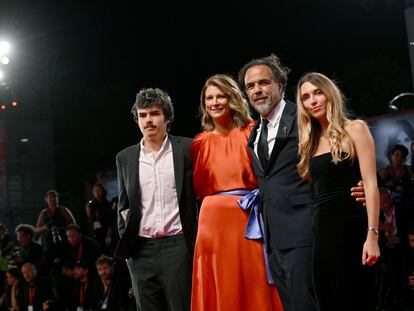 El director Alejandro González Iñárritu, con su esposa Maria Eladia Hagerman, y sus hijos, llegan a la premiere de 'Bardo' en Venecia.