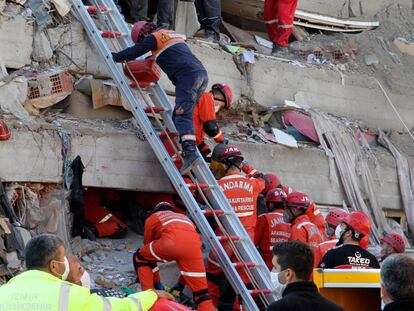 Equipos de rescate trabajan este sábado en extraer a los posibles supervivientes de uno de los edificios de Esmirna derrumbado en el terremoto.