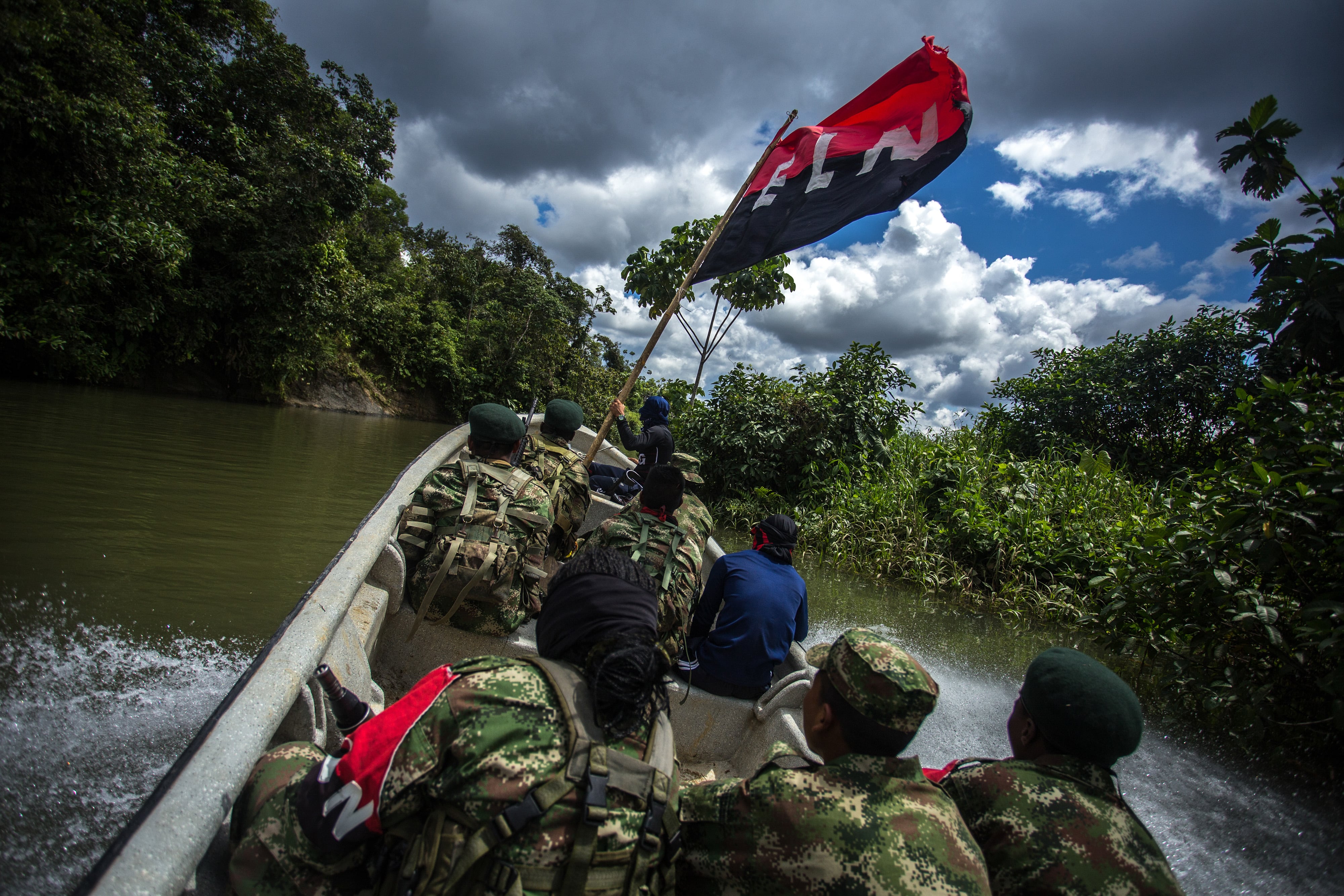 X para la política, TikTok para el reclutamiento y WhatsApp para el control social: los grupos armados de Colombia afinan sus estrategias en redes sociales