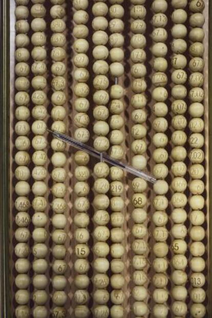 Una "lira" con bolas del sorteo del Gordo.