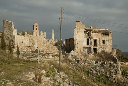 La iglesia vieja de Corbera d&#39;Ebre, al fondo, entre las casas bombardeadas del pueblo antiguo.