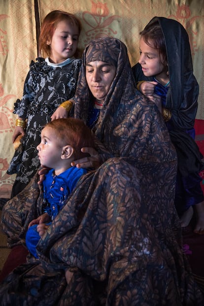 La esposa de Hamid, con sus hijas, de dos, cinco, y siete años. En todo Afganistán, los matrimonios infantiles se han disparado, y no solo por el colapso económico. Antes, las familias esperaban que sus hijas, una vez educadas, pudieran encontrar un buen trabajo y contribuyeran a los ingresos familiares. Hoy, bajo las restricciones de los talibanes, la escuela está prohibida para las niñas después del sexto grado (alrededor de los 13 años), y las opciones de trabajo para las mujeres son escasas. Aislada en casa, una niña se convierte en una boca más que alimentar. Pero como novia, es una valiosa fuente de ingresos. Los 2.000 dólares (1.870 euros) que pueden 'costar' bastan para alimentar a una familia durante un año.  