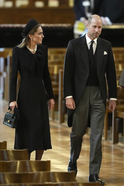 Kate Middleton y Guillermo de Inglaterra a su llegada al funeral de la duquesa de Kent, en Londres.