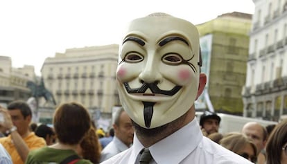 Un manifestante con una careta de Anonymous en la Puerta del Sol de Madrid.