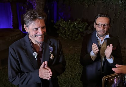 El actor Sergio Peris-Mencheta recibe de manos del cónsul Gerardo Fueyo la condecoración del Gobierno español, en Los Ángeles, California, el 23 de agosto.