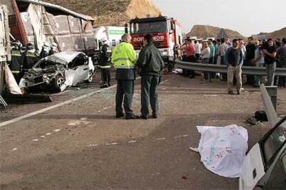 Agentes y conductores, en la zona de Almería donde se registró ayer una colisión múltiple que costó la vida a dos personas.