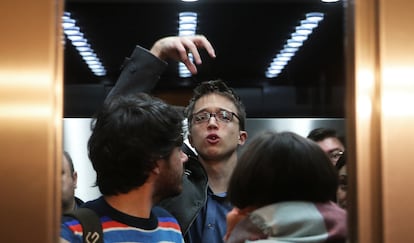 Íñigo Errejón (en el centro), de Podemos, hace declaraciones desde el interior de un ascensor del Congreso de los Diputados, el 14 de enero de 2016.