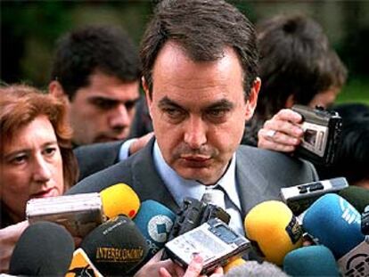 José Luis Rodríguez Zapatero, ayer, tras su reunión con el presidente argentino, Eduardo Duhalde.