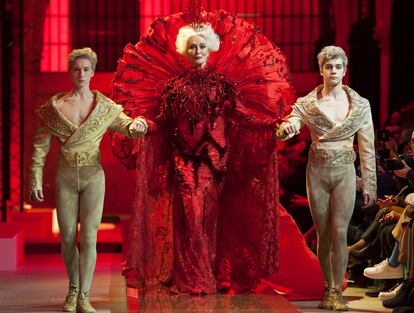 Carmen Dell’Orefice en el desfile de Guo Pei.