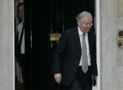 El gobernador del Banco de Inglaterra, Mervyn King, ayer en Downing Street.