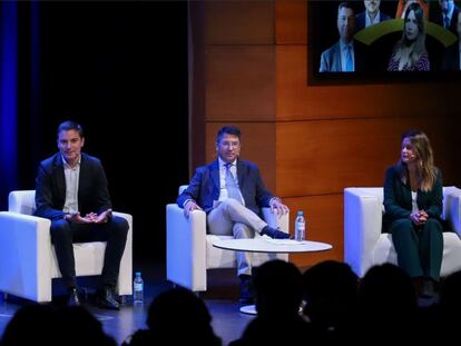 Juan Lobato, Pedro Muñoz Abrines y Alejandra Jacinto, durante el debate.