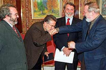 Jaime Mayor Oreja se reunió ayer en Bilbao con un grupo de intelectuales, escritores y catedráticos, ante los que defendió que 'la pluralidad del País Vasco es el hecho diferencial' de Euskadi.