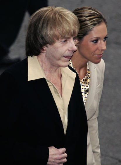 Phil Spector, ayer en Los Ángeles con su esposa, Rachel Short.