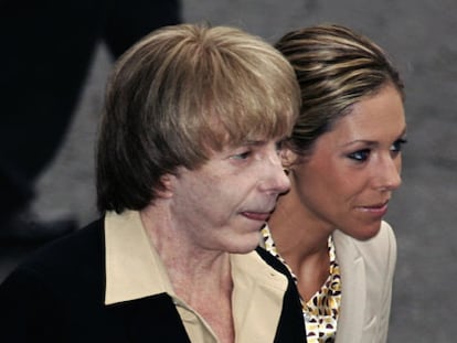 Phil Spector, ayer en Los Ángeles con su esposa, Rachel Short.