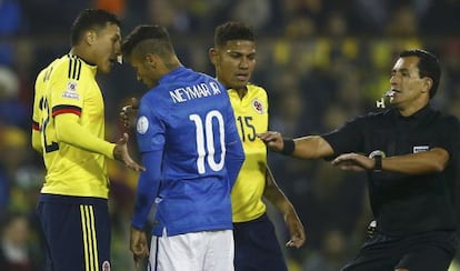 Neymar encara o colombiano Murillo, e o árbitro Enrique Osses tenta impedi-lo.