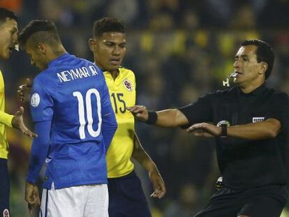 Neymar encara o colombiano Murillo, e o árbitro Enrique Osses tenta impedi-lo.