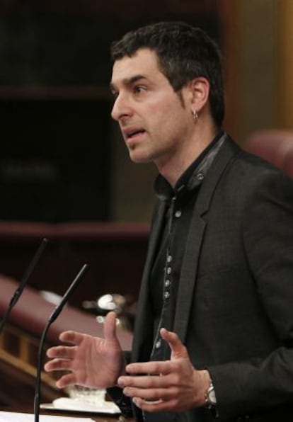 El diputado de Amaiur Iker Urbina, durante su intervención en el pleno.