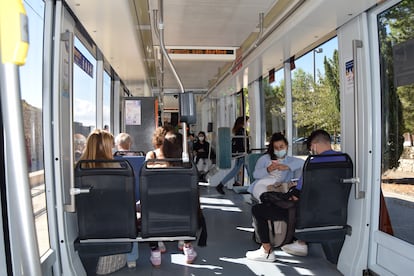 Viajeros en tranvía TRAM.