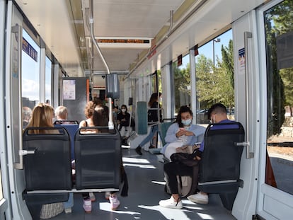 Viajeros en tranvía TRAM.