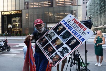 A Trump supporter this Sunday in front of the former president's tower in New York.