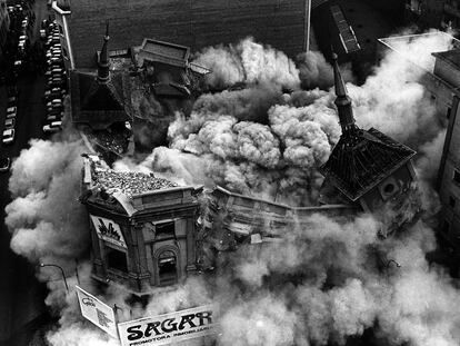 Voladura controlada del edificio del diario 'Madrid', el 24 de abril de 1973, tras su cierre decretado por el Tribunal Supremo durante el franquismo.