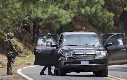 Militares mexicanos revisan el vehículo de la Embajada estadounidense tiroteado en una autovía de Cuernavaca.