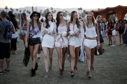 Alessandra Ambrosio, junto a unas amigas en la pasada edición del Coachella.