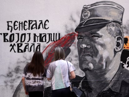 Mural en Sarajevo en honor de Ratko Mladic vandalizado con pintura roja, el 24 de julio