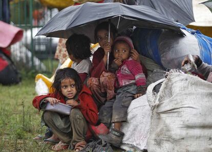 Niños afectados por las inundaciones en el valle de Cachemira, India.