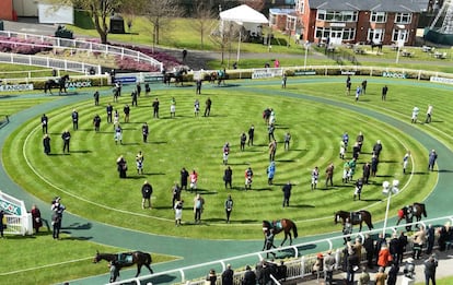 Vista general de los jinetes que compiten en el hipódromo de Aintree de Liverpool, durante el minuto de silencio en homenaje al duque de Edimburgo.