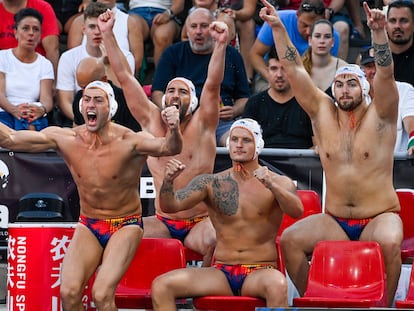 Los jugadores de España celebran una acción durante la semifinal de este viernes ante Croacia en Budapest (Hungría).