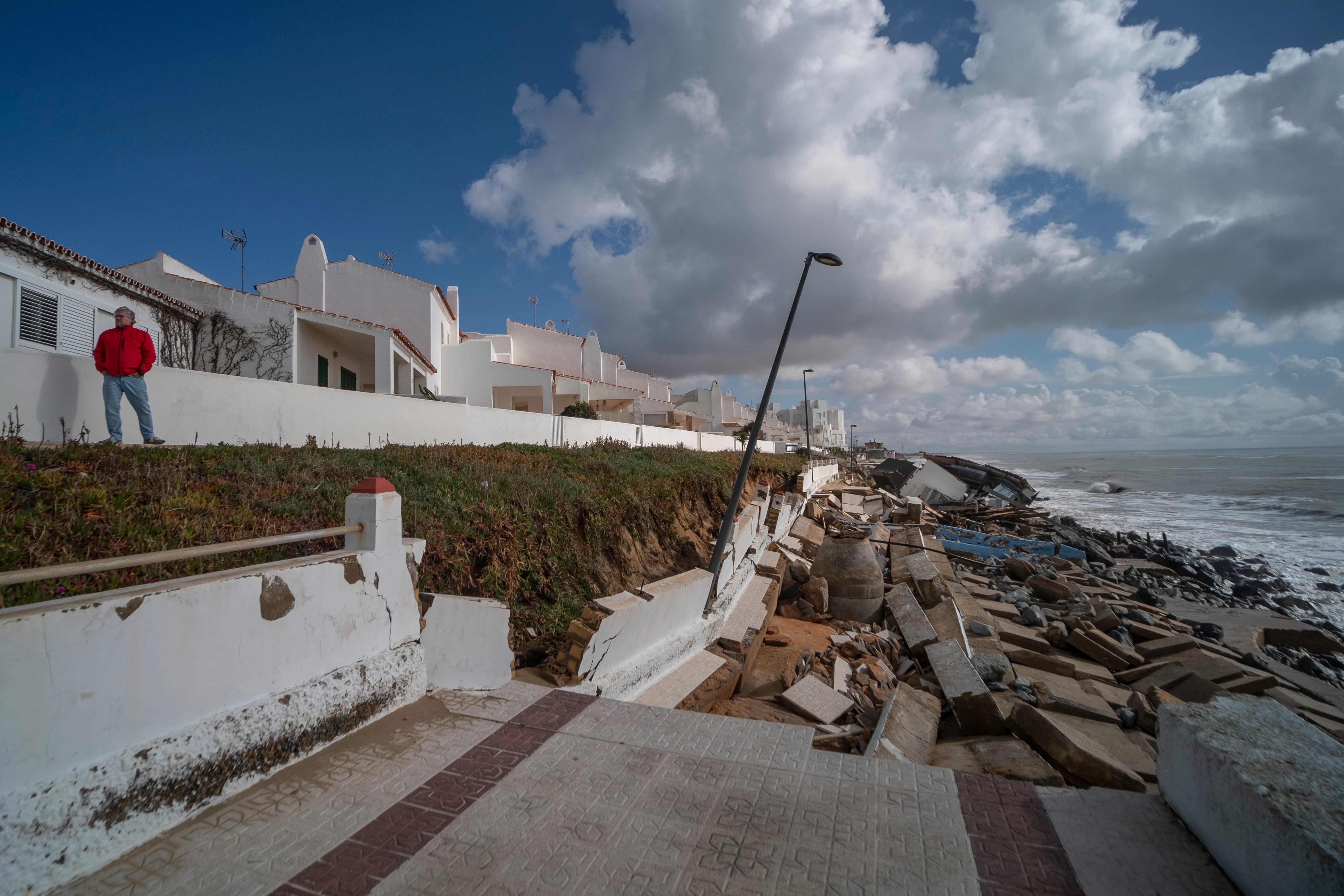 Paseo marítimo de Matalascañas, cortado esta semana por el temporal. 