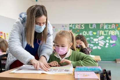 Una maestra del colegio Vistarreal de Molina de Segura (Murcia) ayuda en clase a Margot, una niña ucrania de 10 años recién escolarizada
