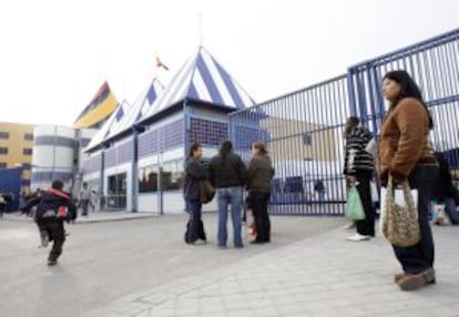 Familiares de inmigrantes detenidos en el Centro de Internamiento de Extranjeros de Aluche (Madrid).