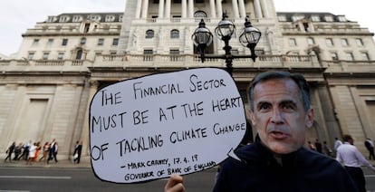 Un manifestante por el clima, con una máscara de Mark Carney, ante el Banco de Inglaterra.