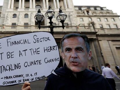 Un manifestante por el clima, con una máscara de Mark Carney, ante el Banco de Inglaterra.