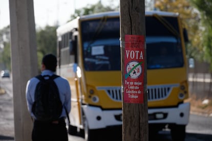 TMEC: un cartel del Sindicato Nacional de Trabajadores Automotrices afuera de la planta de General Motors en Silao, Estado de Guanajuato