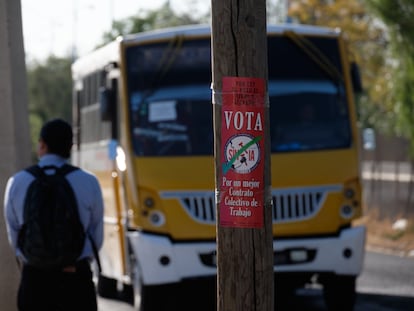 TMEC: un cartel del Sindicato Nacional de Trabajadores Automotrices afuera de la planta de General Motors en Silao, Estado de Guanajuato