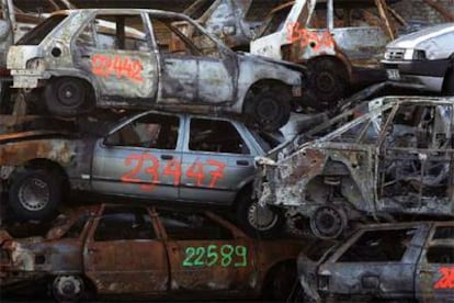 Varios coches quemados durante los disturbios se acumulan en un desguace de Estrasburgo.