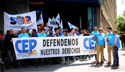 Un grupo de agentes antidisturbios se ha concentrado frente a la Jefatura Superior de Polic&iacute;a de Valencia. 