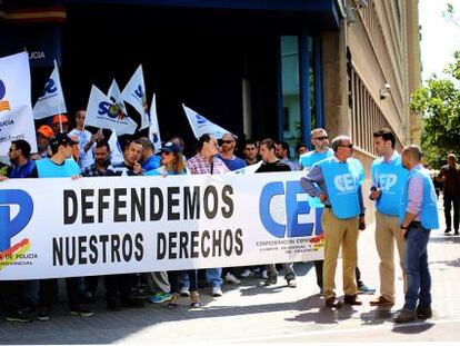 Un grupo de agentes antidisturbios se ha concentrado frente a la Jefatura Superior de Policía de Valencia.