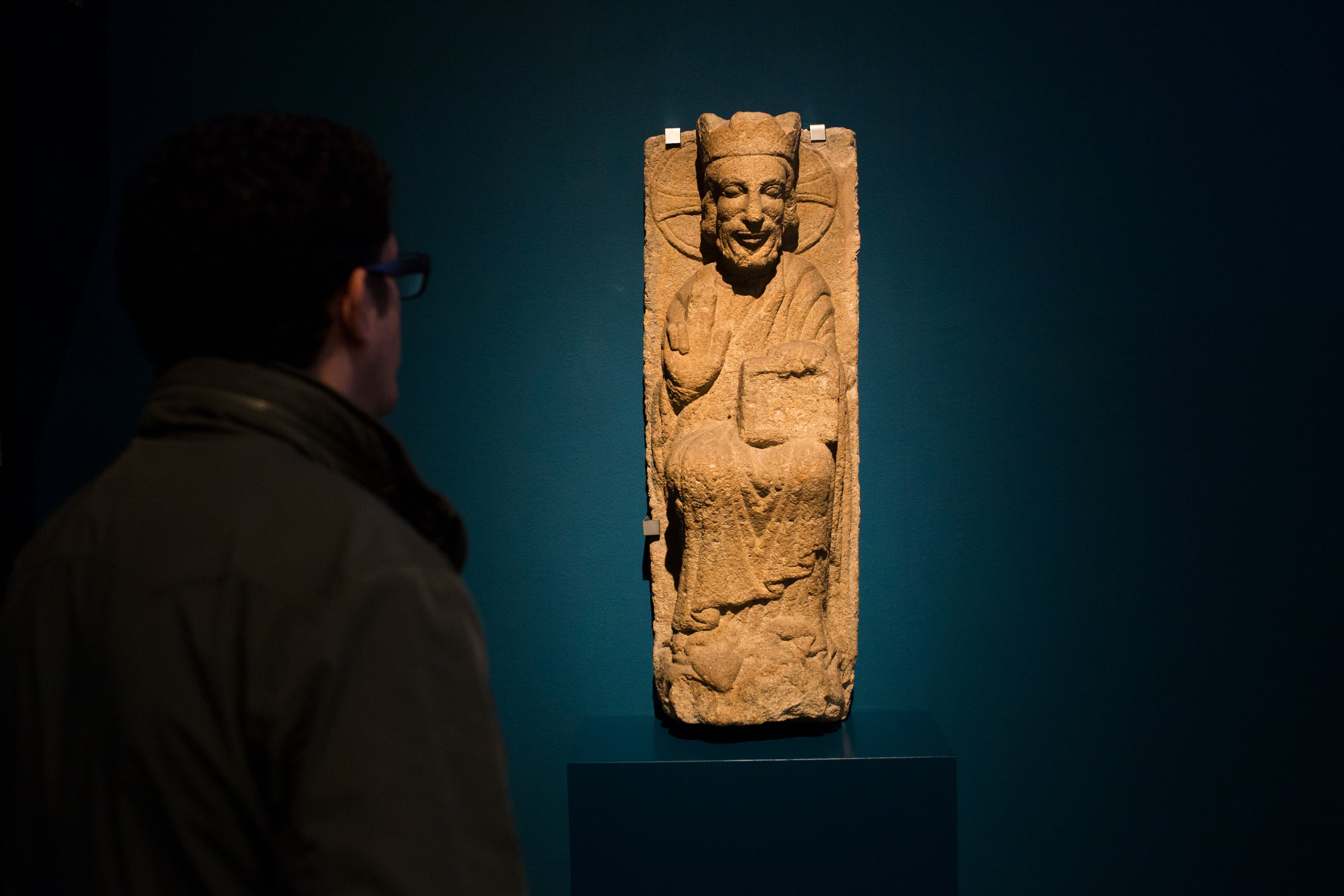Figura de cristo de piedra del año 1200, una de las piezas románicas que habían sido robadas durante el franquismo en el monasterio de Carboeiro.
