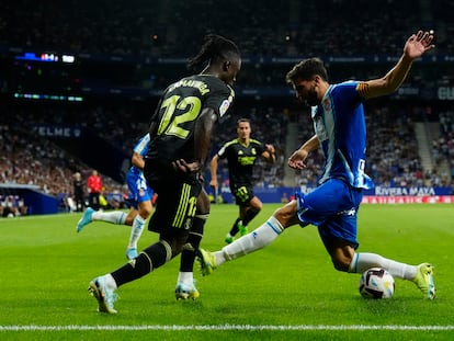 Camavinga hace un caño a Cabrera en el RCDE Stadium.